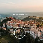 Maison Typique Avec Vue Sur Les Vignes Des Langhe Novello