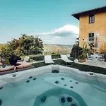 Maison Typique Avec Vue Sur Les Vignes Des Langhe