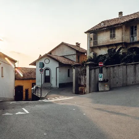 Maison Typique Avec Vue Sur Les Vignes Des Langhe *