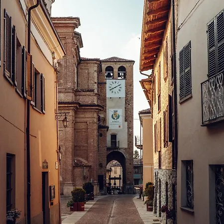 Maison Typique Avec Vue Sur Les Vignes Des Langhe Novello