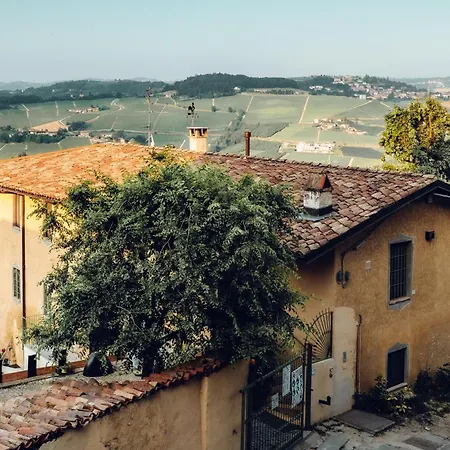 Maison Typique Avec Vue Sur Les Vignes Des Langhe Novello