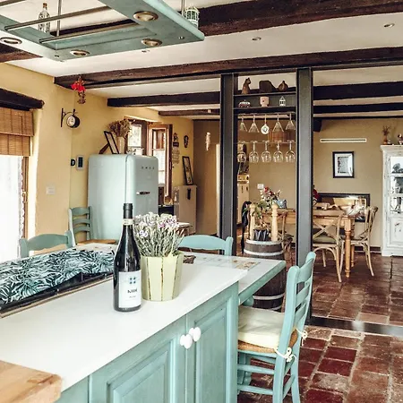 Maison Typique Avec Vue Sur Les Vignes Des Langhe