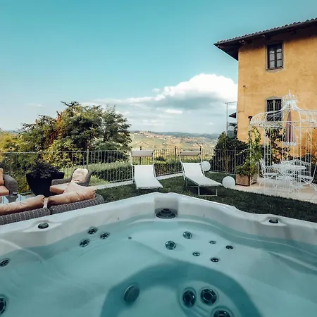 Maison Typique Avec Vue Sur Les Vignes Des Langhe