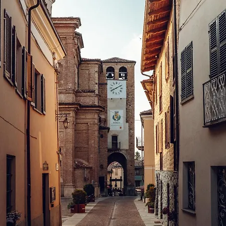 Maison Typique Avec Vue Sur Les Vignes Des Langhe Novello