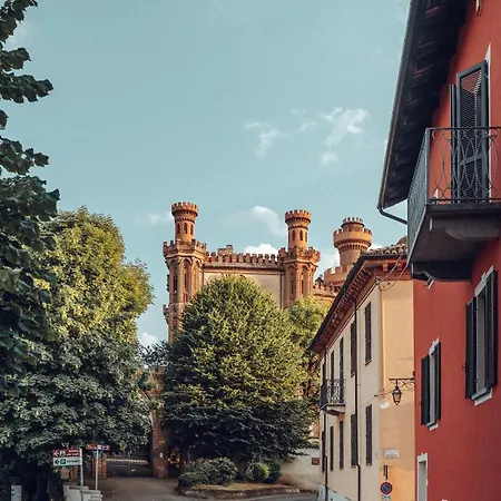 Maison Typique Avec Vue Sur Les Vignes Des Langhe Novello