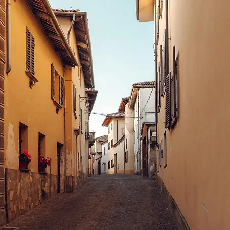 Maison Typique Avec Vue Sur Les Vignes Des Langhe