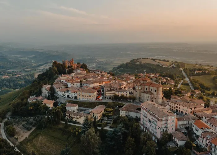 Maison Typique Avec Vue Sur Les Vignes Des Langhe *