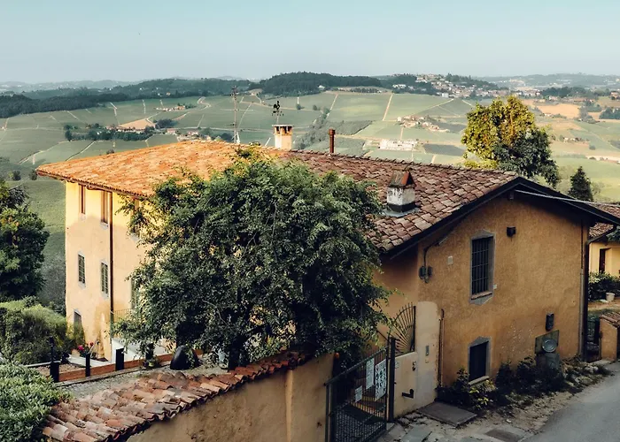 Maison Typique Avec Vue Sur Les Vignes Des Langhe Novello